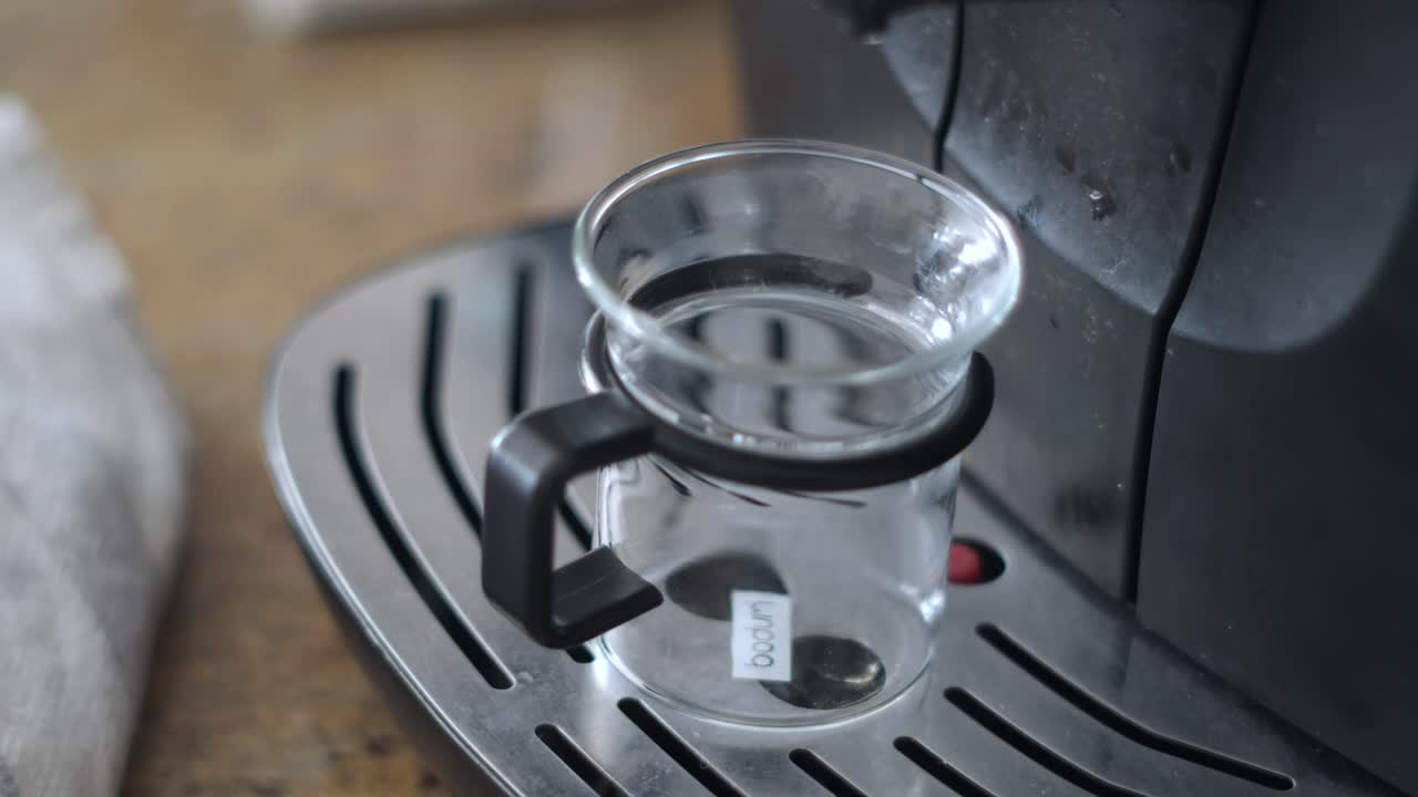 café cinemático: video de primer plano de la máquina de café haciendo una taza de café recién hecho