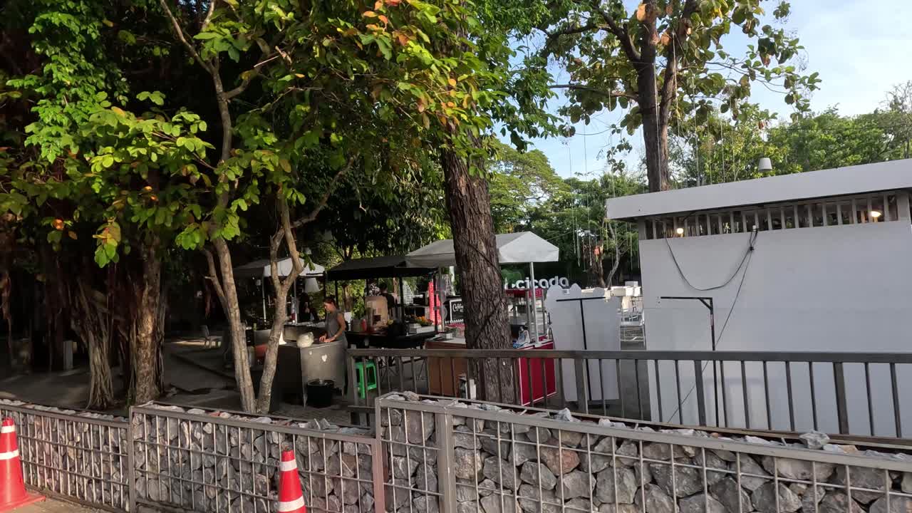 상점 을 세우고 시장 을 걸어다니는 것