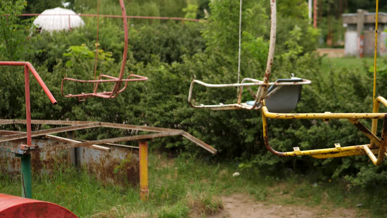 carrusel vacío en el viejo parque de atracciones abandonado girando lentamente