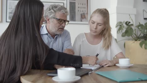 abogado de familia explicando los detalles del documento