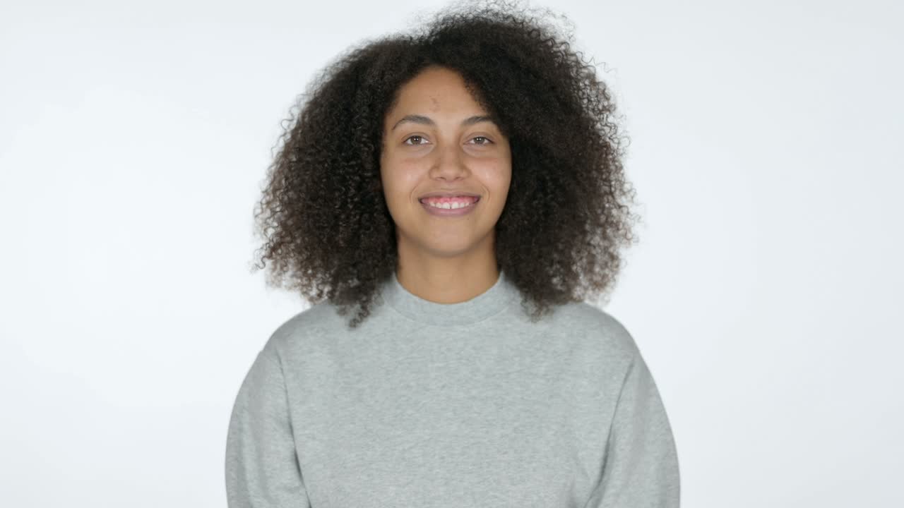 joven mujer africana corazón signo a mano, fondo blanco