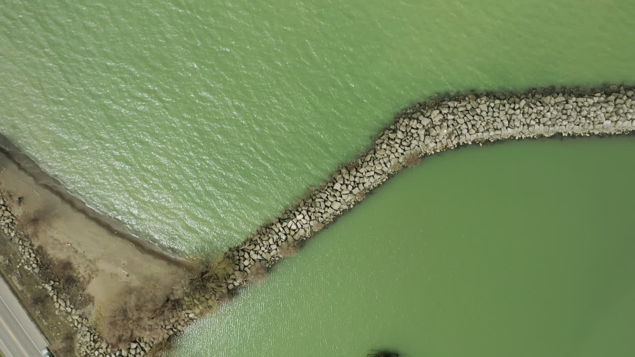 río verde y turbio y sucio