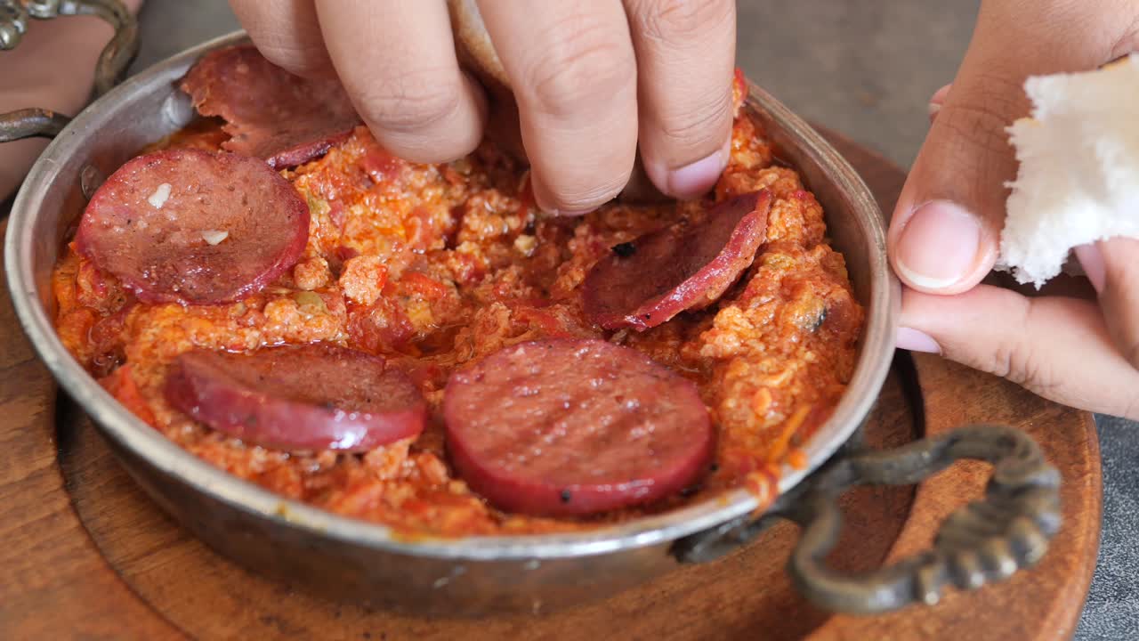 menemen de desayuno turco con salchichas