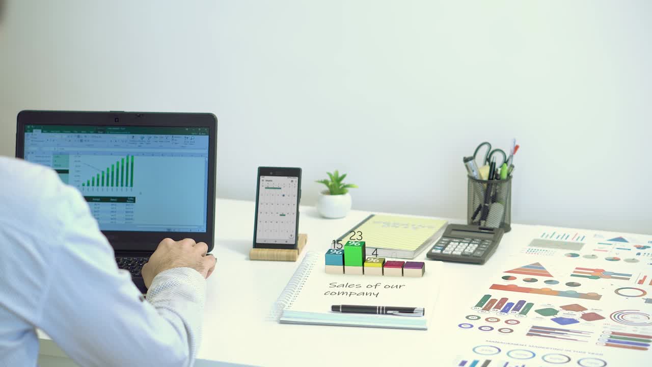 hombre de negocios trabajando gráfico de crecimiento de las ventas de nuestra compañía