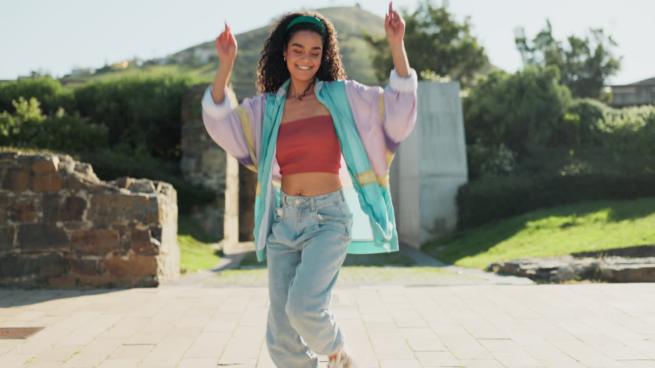 Danza, energia e una donna che cammina all'aperto