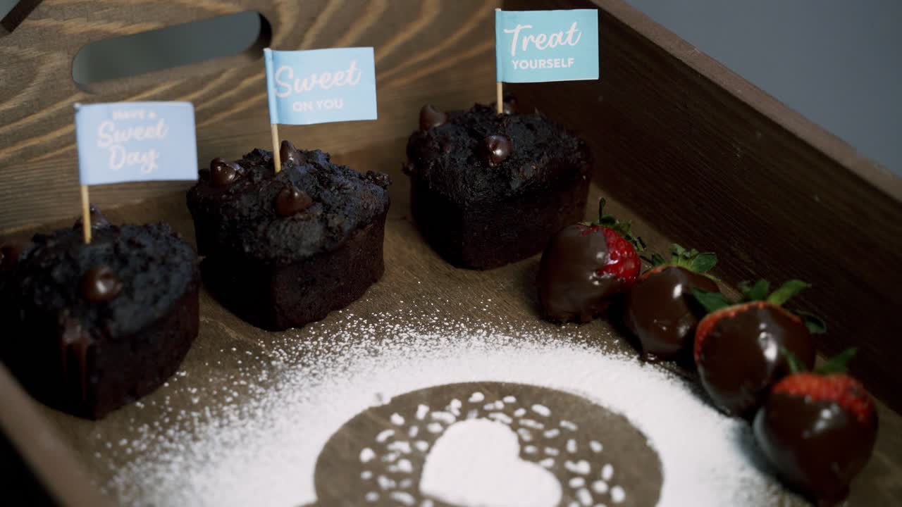 에 초콜릿으로 인 딸기와 머핀을 은  사탕 파우더 설탕으로 만든 심장을 확대합니다.