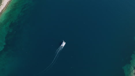 catamarán navegando frente a la costa de trogir cerca de la laguna azul en croacia