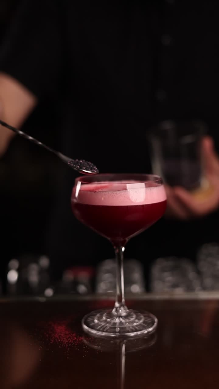 Barman che guarnisce un cocktail di lusso