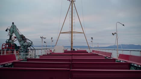 Un-Ferry-De-Pasajeros-Navega-Hacia-El-Puerto-Sin-Pasajeros-Sentados-Afuera