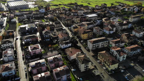 Vista-Aérea-De-Un-Pequeño-Pueblo-Por-La-Mañana,-Durante-Un-Día-Soleado