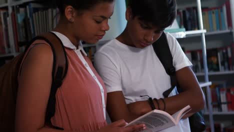 estudiantes leyendo libros en la biblioteca