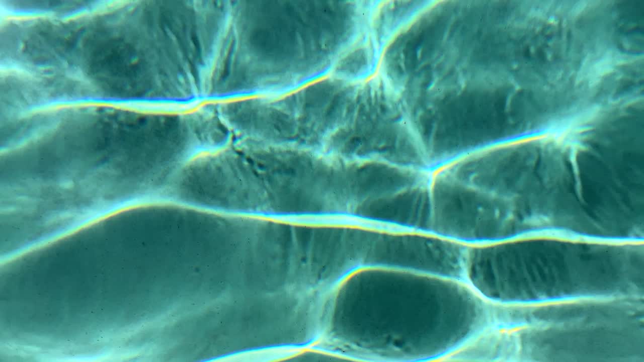 ondas turquesas brillando en una refrescante piscina