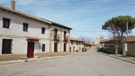 calle desierta en el pueblo español con cables aéreos