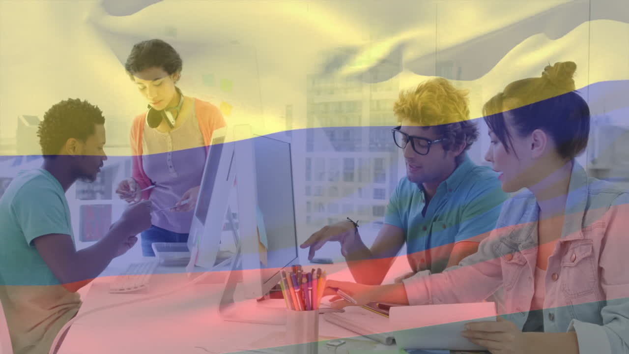 colaborando en la oficina, colegas con la superposición de animación de la bandera colombiana