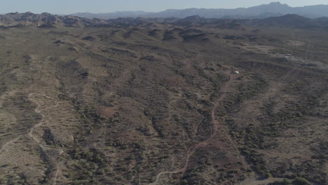 antena - tiro de drones inclinados hacia arriba del valle de la montaña del desierto