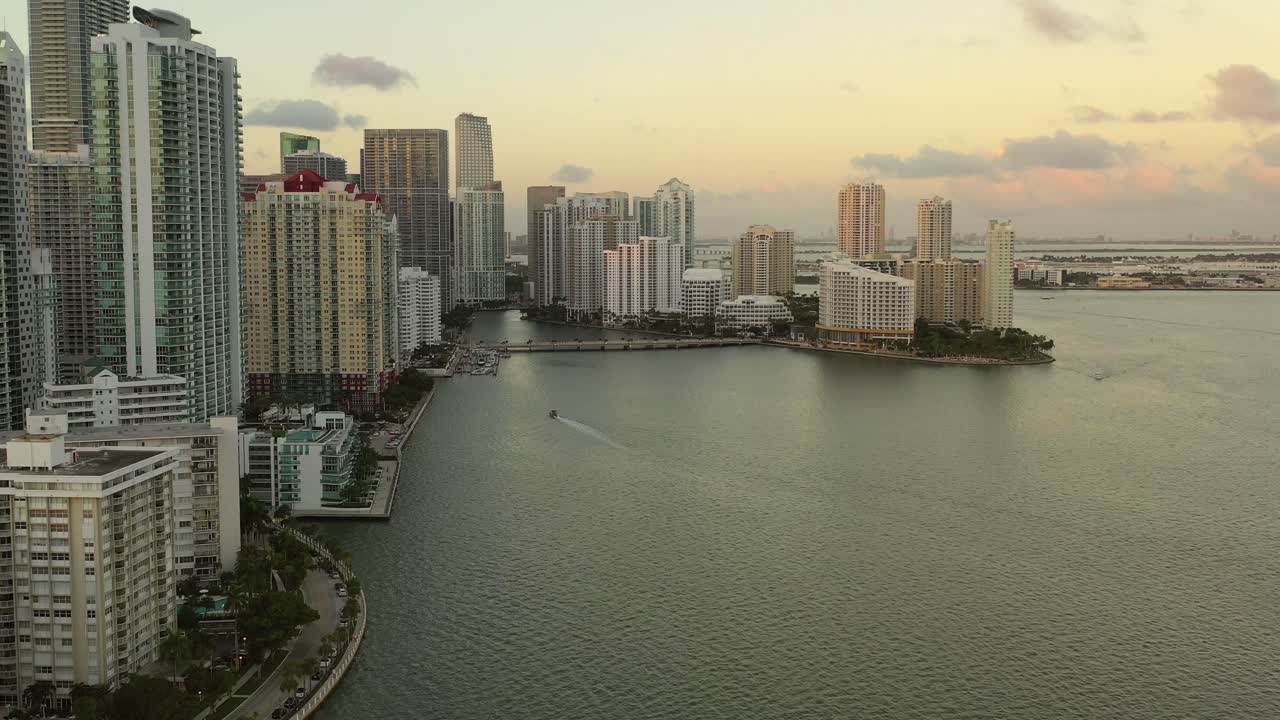 toma aérea de enfoque cinematográfico de brickell key en miami florida al atardecer durante la hora dorada