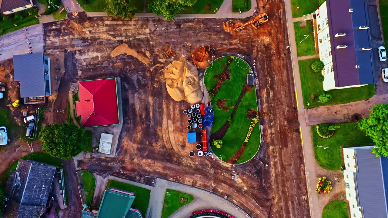 Vue aérienne du centre-ville en construction à Smiltene avec des tuyaux et des tas de terre