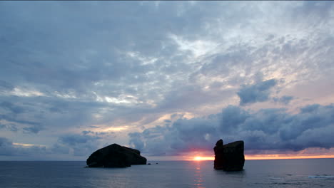 Lapso-De-Tiempo-De-La-Espectacular-Puesta-De-Sol-Sobre-El-Océano-Atlántico-En-Las-Islas-Azores