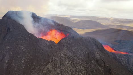 increíble antena de la espectacular erupción volcánica del volcán fagradalsfjall en la península de reykjanes en islandia