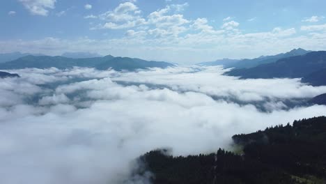 無人機飛過雲端