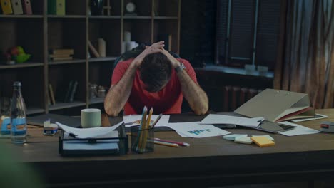 hombre de negocios cansado en una oficina acogedora. hombre de negocios joven cansado en el trabajo nocturno