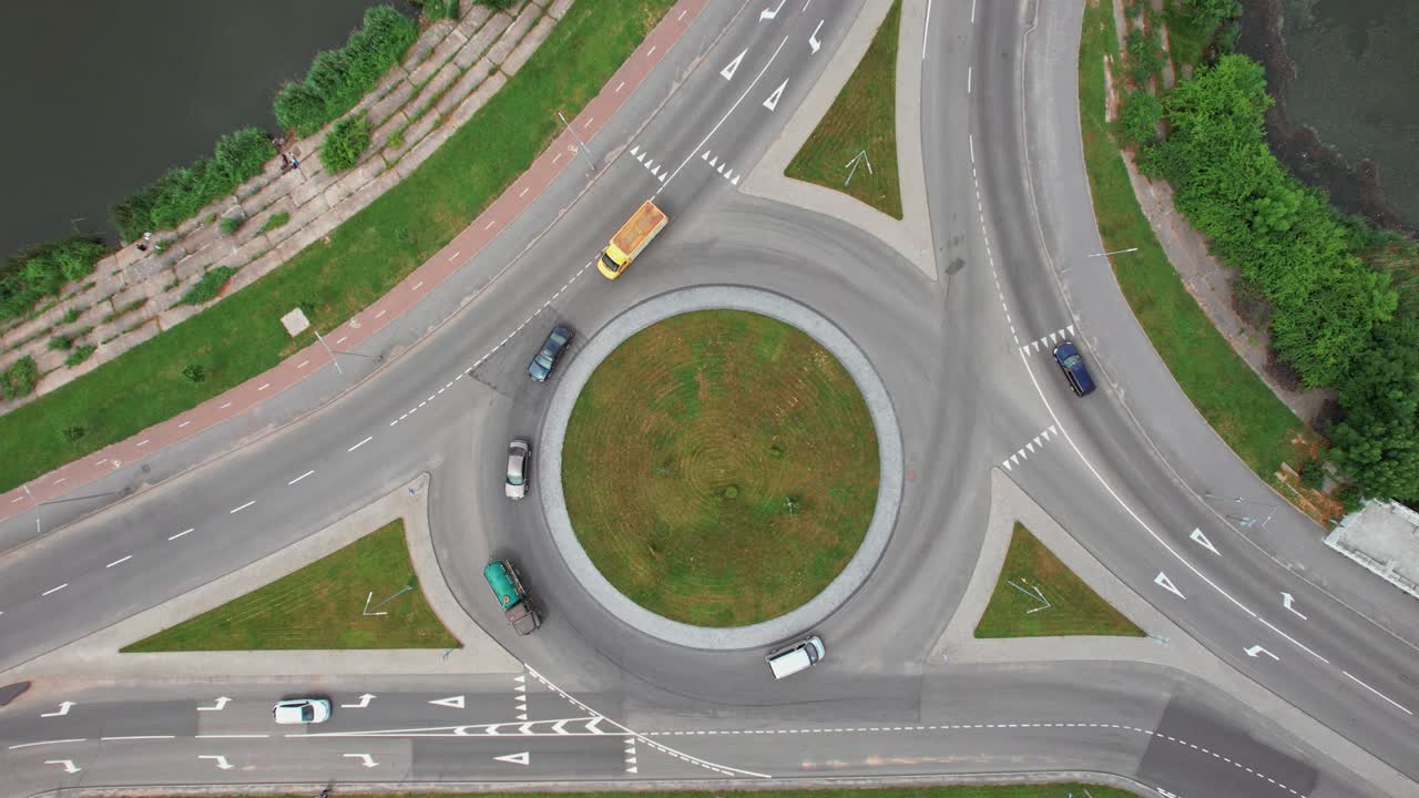 tráfico urbano ocupado. vista aérea del tráfico en la carretera circular de la ciudad durante el día. imágenes de stock de 4k.