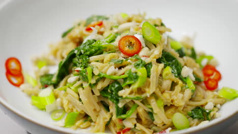 Fideos-Asiáticos-Con-Chile-Cilantro-Y-Cebolletas