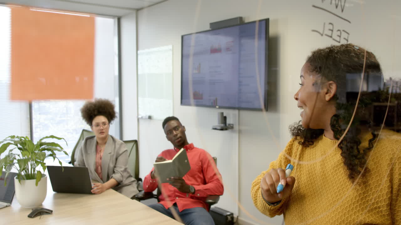 hombres de negocios casuales diversos en la sala de reuniones en la oficina, cámara lenta con espacio de copia