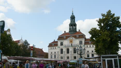 Dolly-Disparó-Hacia-El-Ayuntamiento-Medieval-De-Una-Ciudad-En-El-Norte-De-Alemania