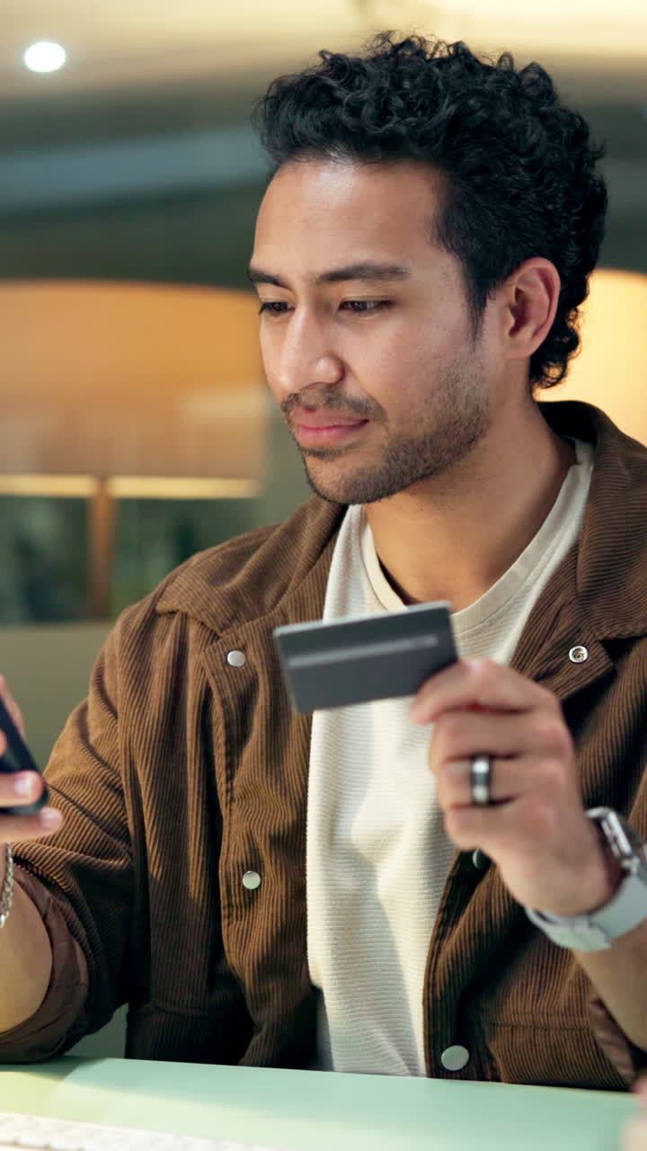 Pria Muda Menggunakan Ponsel Cerdas dan Kartu Kredit untuk Pembayaran Online