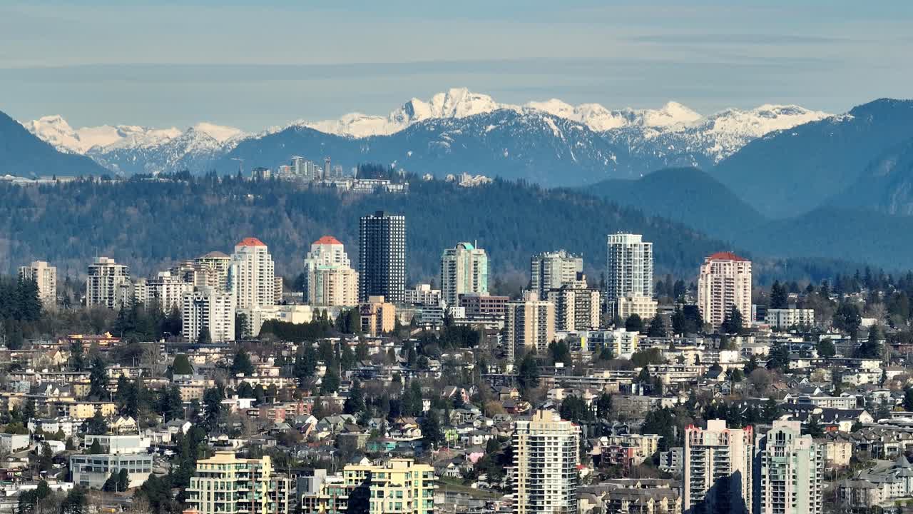 Paesaggio urbano di grattacieli del quartiere di Metrotown a Burnaby, Columbia Britannica, Canada. Panoramica aerea