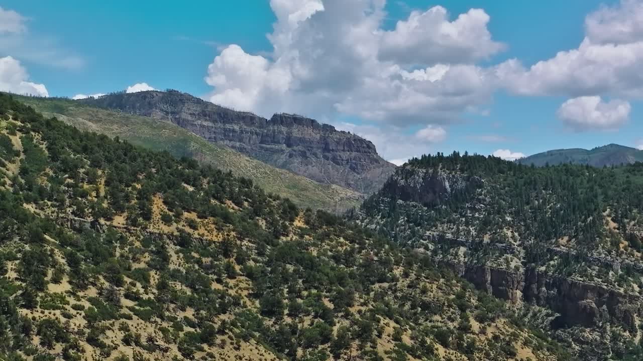 Montagne e terreno roccioso in Colorado di giorno con nuvole