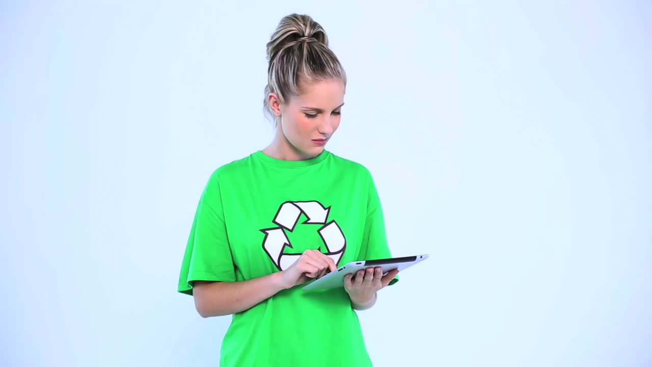 activista ambiental dudoso usando una tableta digital