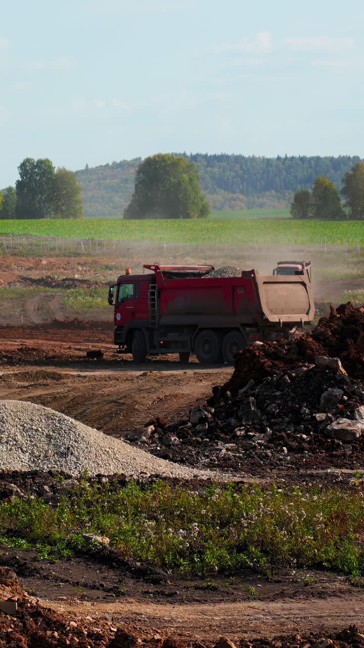 Cantiere edile con autocarri con cassone ribaltabile