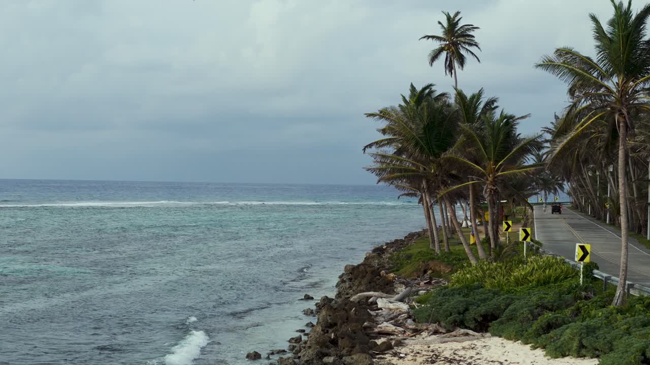 산 안드레아스 섬의 열대 해안 도로, 복사 공간과 함께 공중