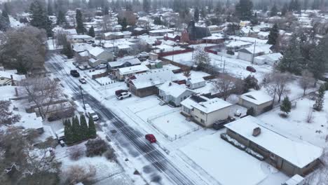 Vista-Aérea-Empujando-Hacia-Casas-Cubiertas-De-Nieve