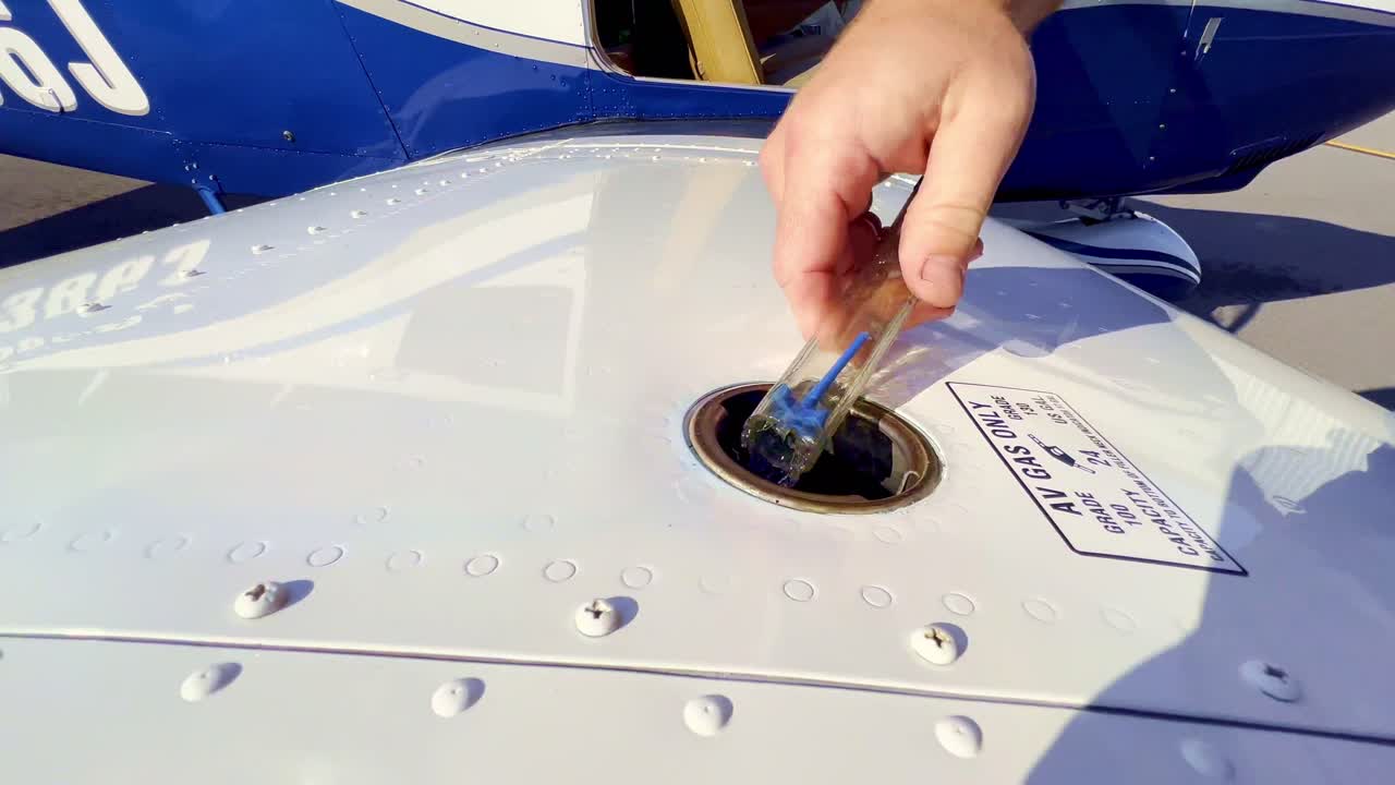 비행 전에 파이퍼 체로키 180의 비행 전 검사 중에 검사된 항공 연료