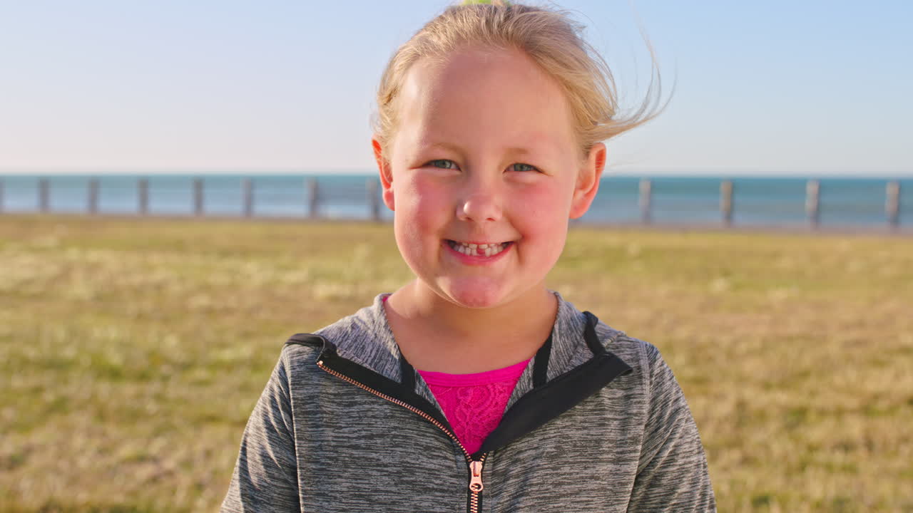 Bambina, sorriso e viso di ragazza felice in vacanza
