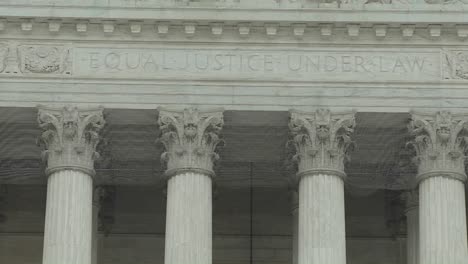 una inclinación hacia el edificio de la corte suprema y la frase igual justicia bajo la ley