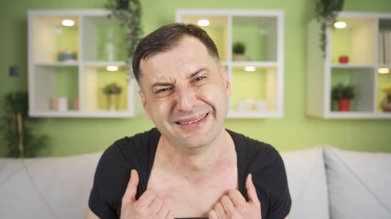 llorando de miedo y ansiedad, el hombre está sudado y en pánico.