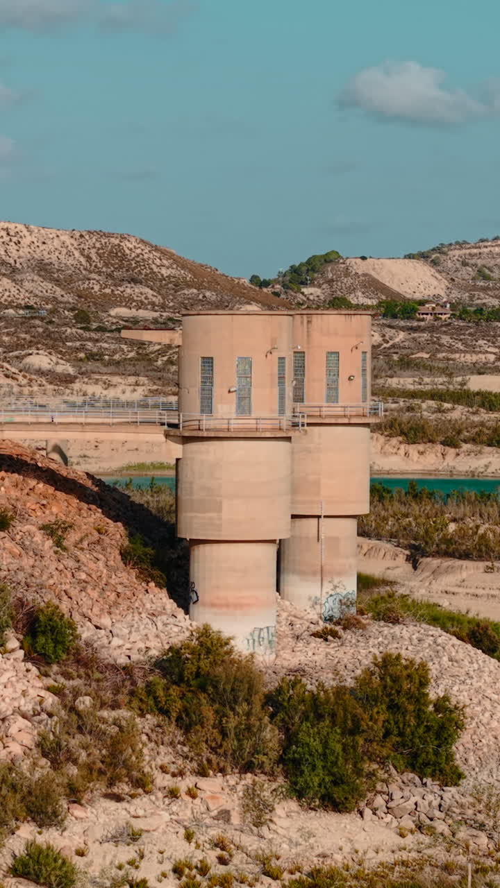 Torri dell'acqua in un paesaggio desertico