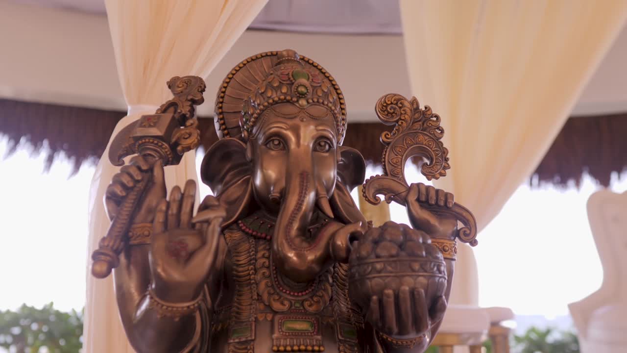 Una statua di bronzo del dio Ganesh a un matrimonio indiano.