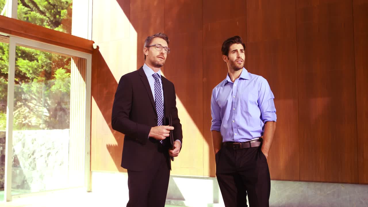 agente immobiliare che parla al cliente e stringe la mano