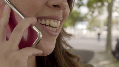 Foto-De-Primer-Plano-De-Una-Joven-Sonriente-Hablando-Por-Teléfono-Inteligente.