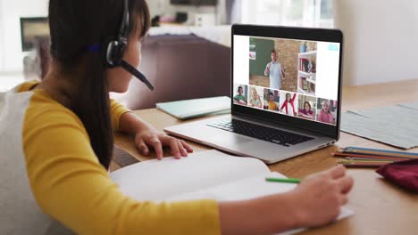 Colegiala-Usando-Una-Computadora-Portátil-Para-Clases-En-Línea-En-Casa,-Con-Diversos-Maestros-Y-Clases-En-La-Pantalla