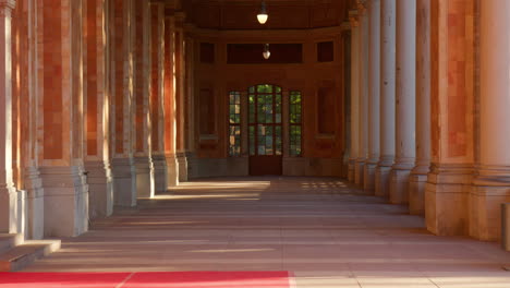 Columnas-De-La-Pasarela-En-El-Monumento-Histórico-De-Trinkhalle-En-Baden-baden,-Alemania