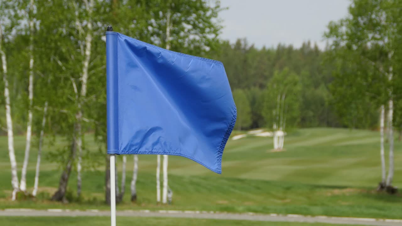 bandera de golf en un campo de golf