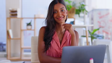 Mujer-Feliz,-Negocios-Y-Cara-En-La-Oficina-En-La-Computadora-Portátil