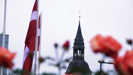 Lettische-Flagge-An-Feiertagen