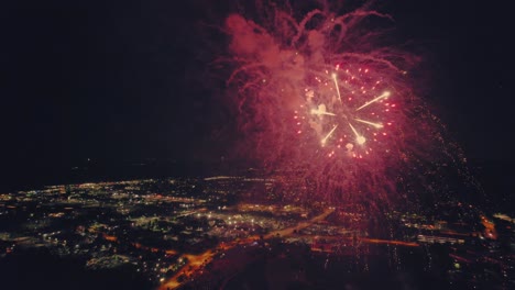 Glorioso-Final-De-Fuegos-Artificiales-Festivos-El-4-De-Julio-En-Vernon-Hills,-Illinois,-Ee.uu.---Parque-Del-Siglo---Con-Una-Clasificación-De-Color-De-Ambiente-Retro-vintage